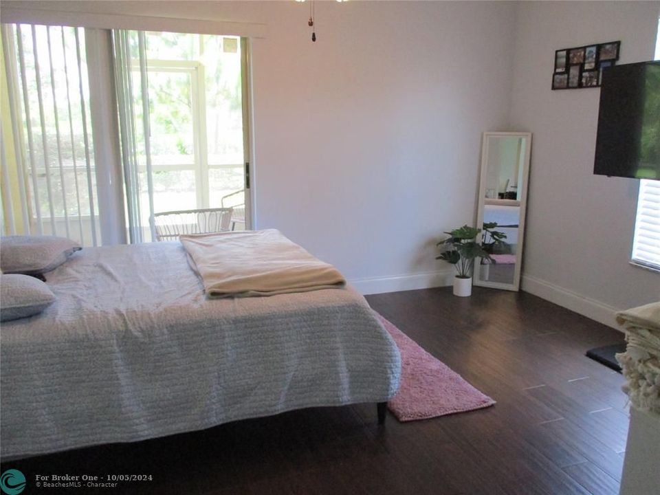 Recently Rented: $2,575 (2 beds, 2 baths, 981 Square Feet)