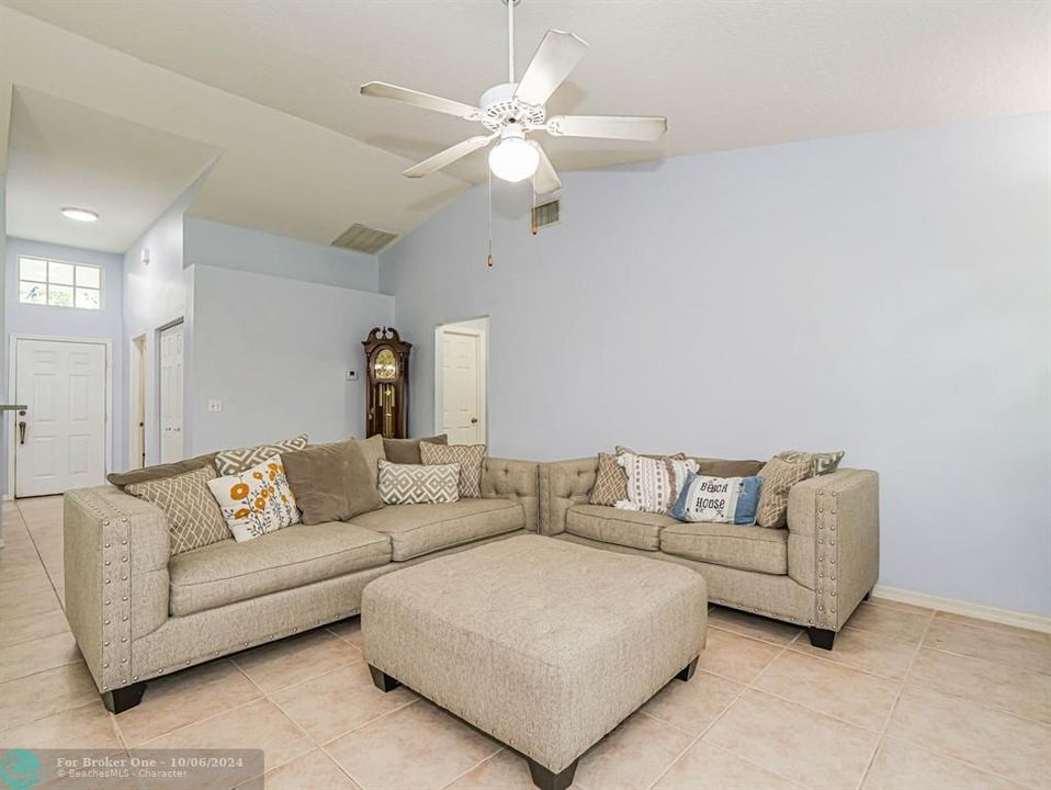 For Sale: $319,000 (3 beds, 2 baths, 1578 Square Feet)