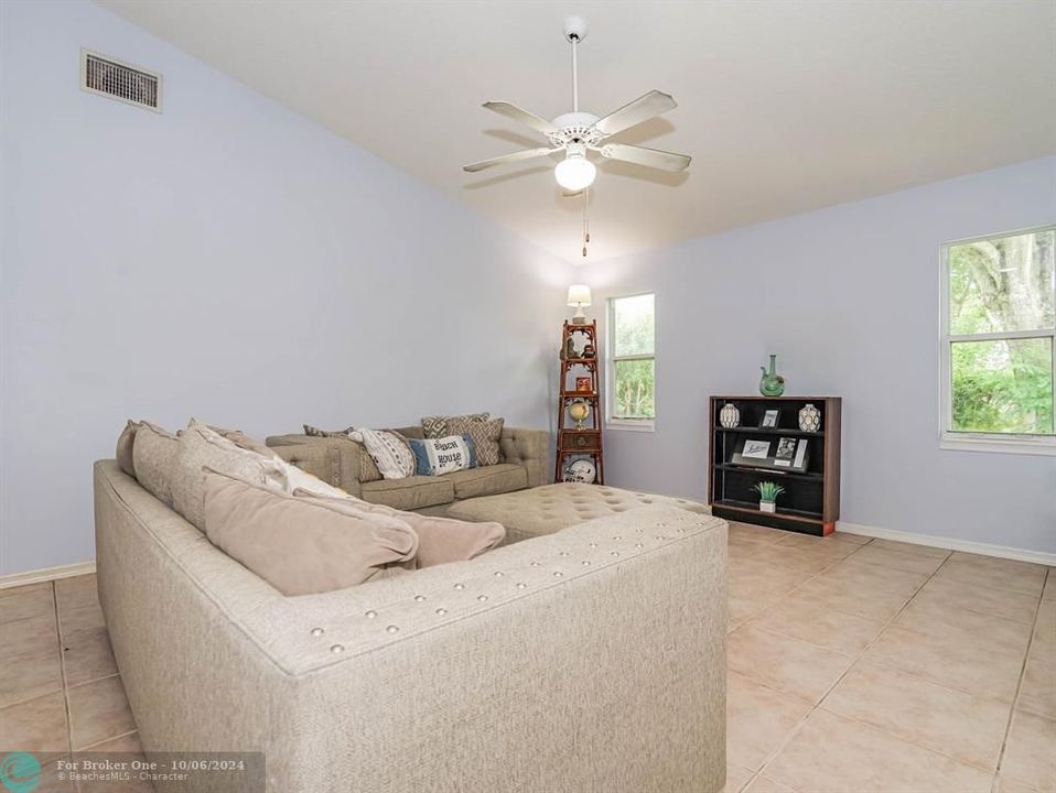 For Sale: $319,000 (3 beds, 2 baths, 1578 Square Feet)