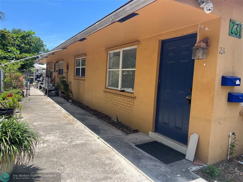 Recently Sold: $1,895 (2 beds, 1 baths, 2424 Square Feet)