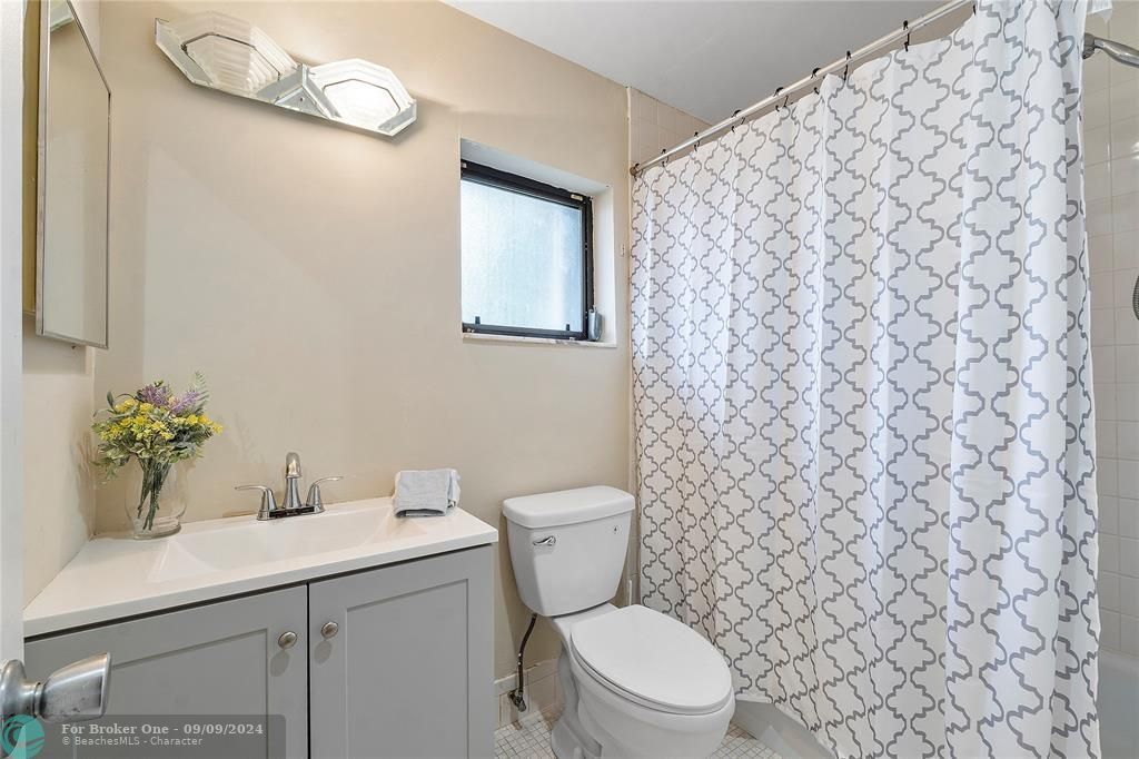 Active With Contract: $410,000 (2 beds, 2 baths, 1364 Square Feet)