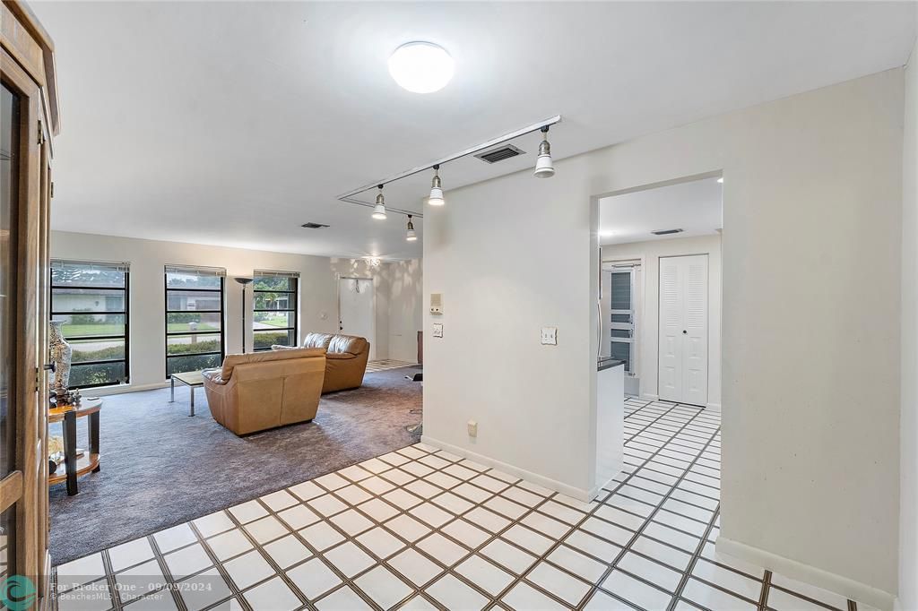 Active With Contract: $410,000 (2 beds, 2 baths, 1364 Square Feet)