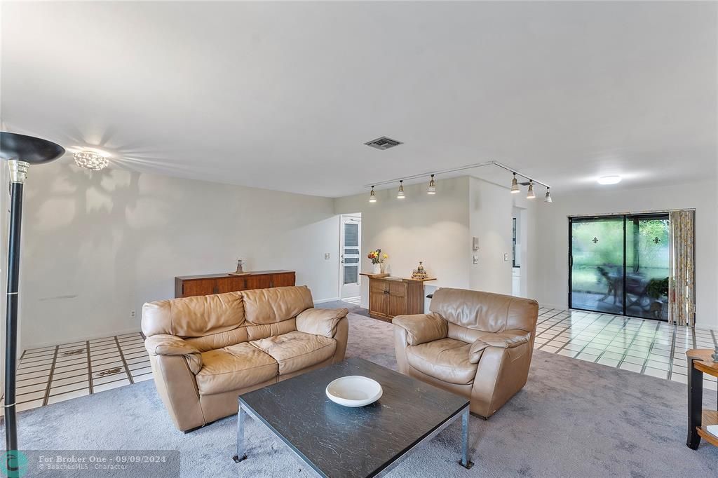 Active With Contract: $410,000 (2 beds, 2 baths, 1364 Square Feet)