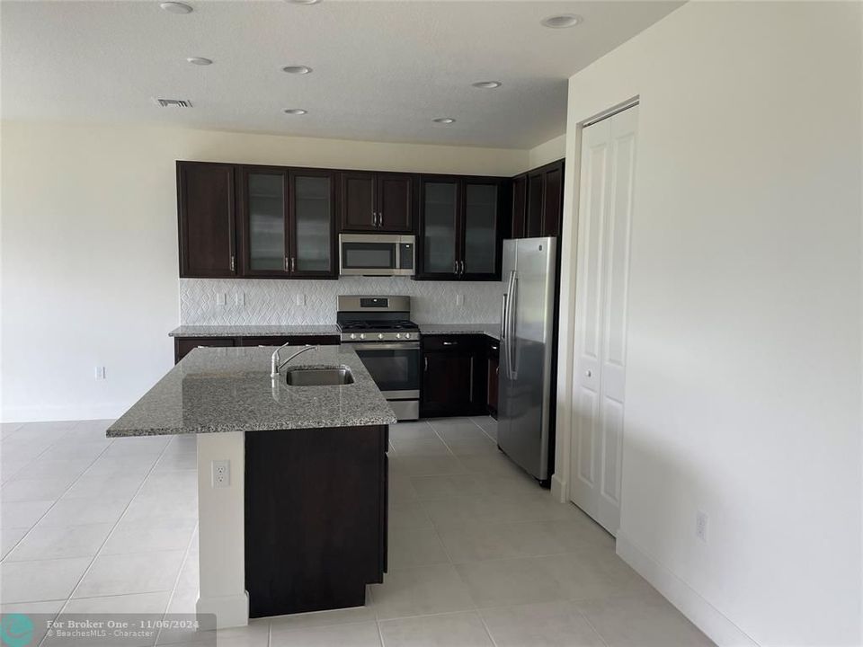 Active With Contract: $3,200 (3 beds, 2 baths, 1716 Square Feet)