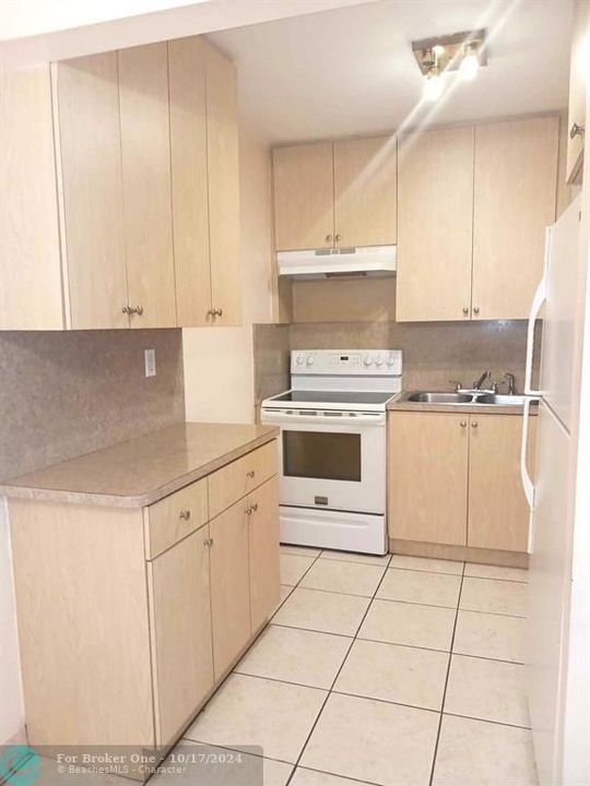 For Sale: $184,000 (2 beds, 1 baths, 816 Square Feet)