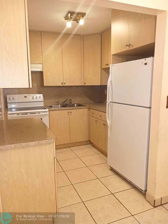 For Sale: $184,000 (2 beds, 1 baths, 816 Square Feet)