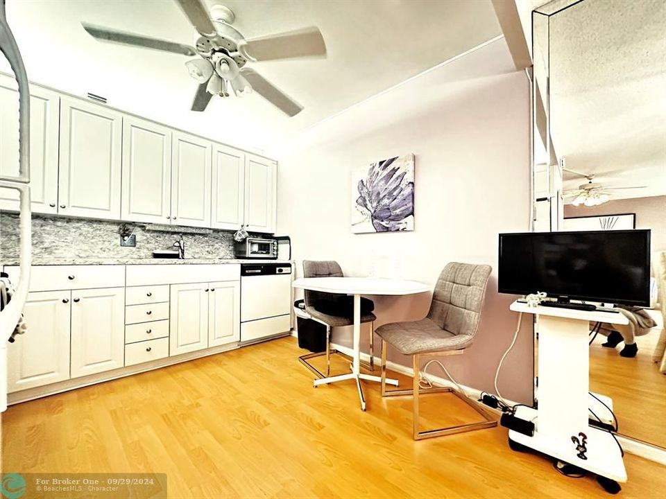 For Sale: $149,900 (2 beds, 2 baths, 1100 Square Feet)