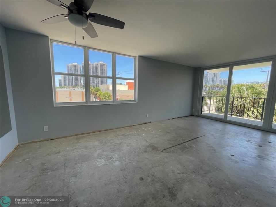 Active With Contract: $434,900 (2 beds, 2 baths, 1400 Square Feet)