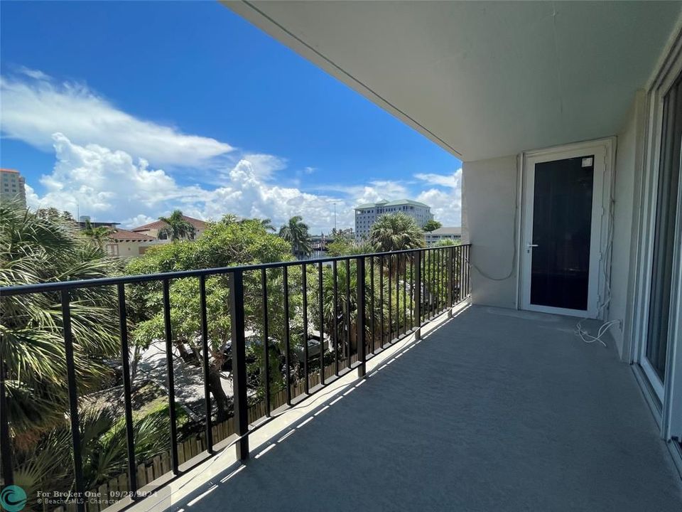 Active With Contract: $434,900 (2 beds, 2 baths, 1400 Square Feet)