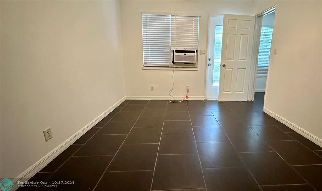 For Sale: $1,900 (2 beds, 2 baths, 700 Square Feet)