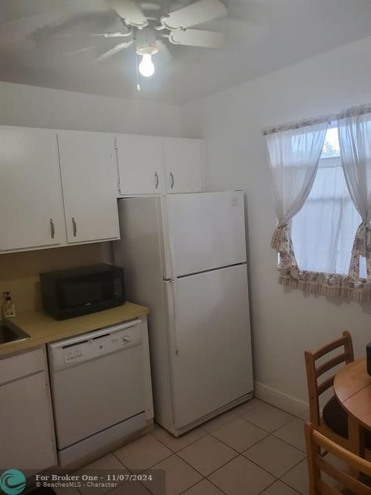 For Sale: $99,000 (1 beds, 1 baths, 728 Square Feet)