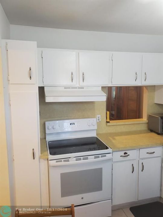 For Sale: $99,000 (1 beds, 1 baths, 728 Square Feet)