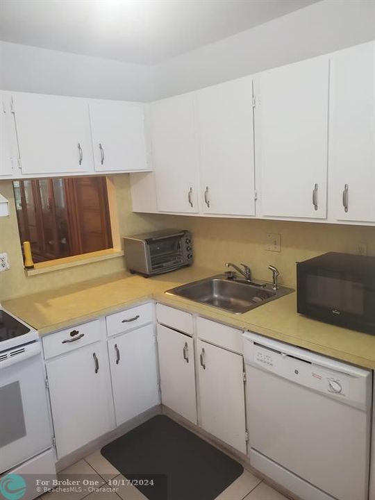 For Sale: $99,000 (1 beds, 1 baths, 728 Square Feet)