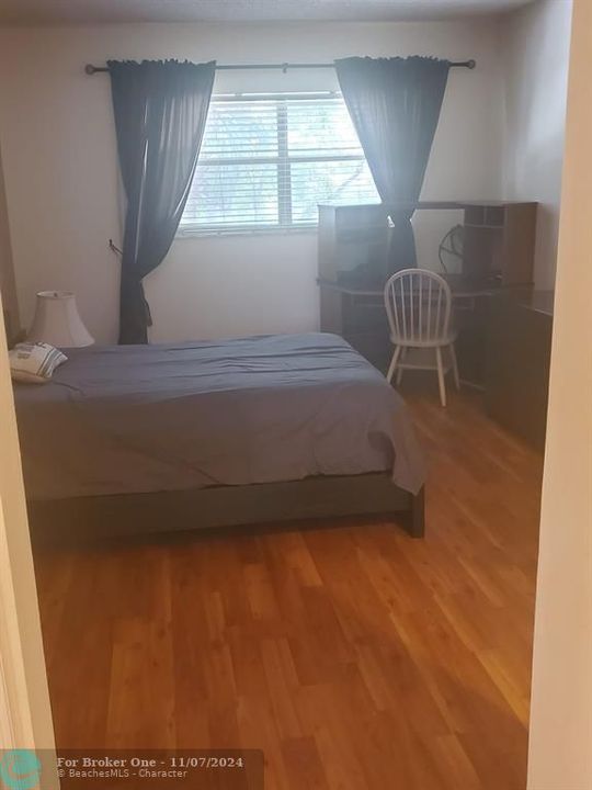 For Sale: $99,000 (1 beds, 1 baths, 728 Square Feet)