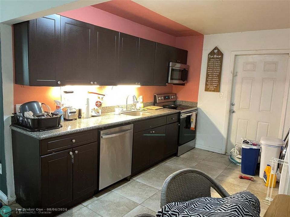 For Sale: $2,300 (2 beds, 1 baths, 1740 Square Feet)