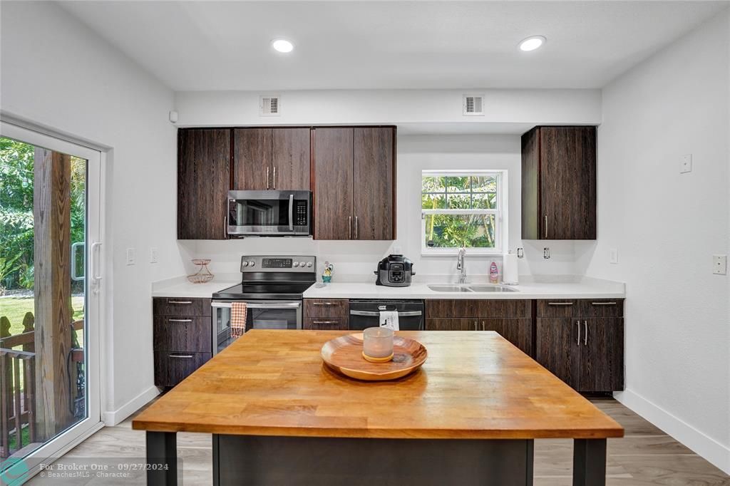 Active With Contract: $499,000 (2 beds, 2 baths, 1252 Square Feet)