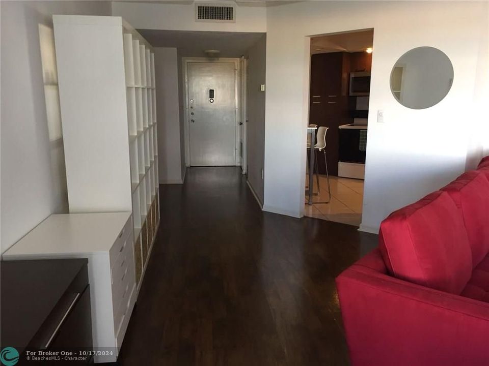 For Sale: $239,000 (1 beds, 1 baths, 873 Square Feet)