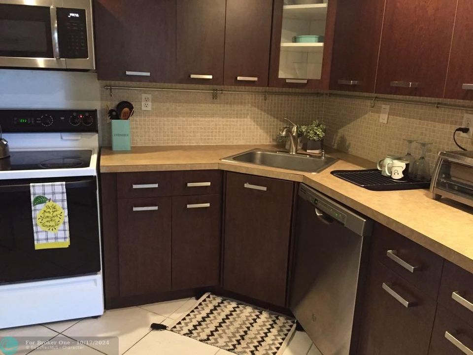 For Sale: $239,000 (1 beds, 1 baths, 873 Square Feet)