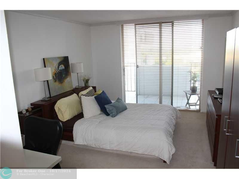 For Sale: $239,000 (1 beds, 1 baths, 873 Square Feet)