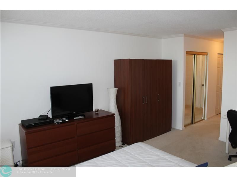 For Sale: $239,000 (1 beds, 1 baths, 873 Square Feet)