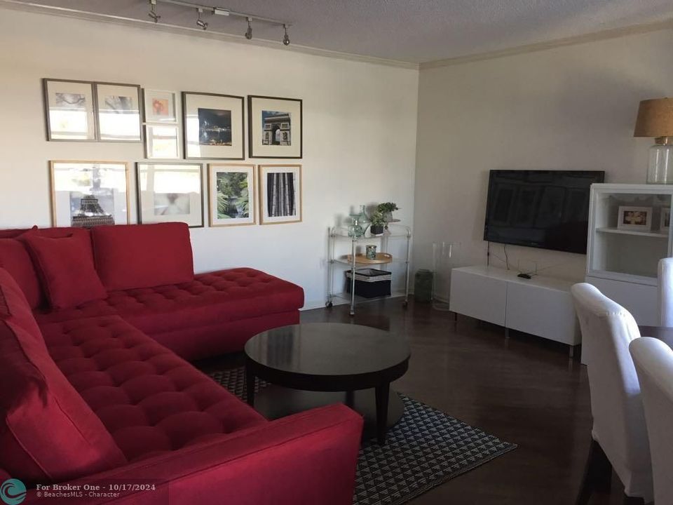 For Sale: $239,000 (1 beds, 1 baths, 873 Square Feet)