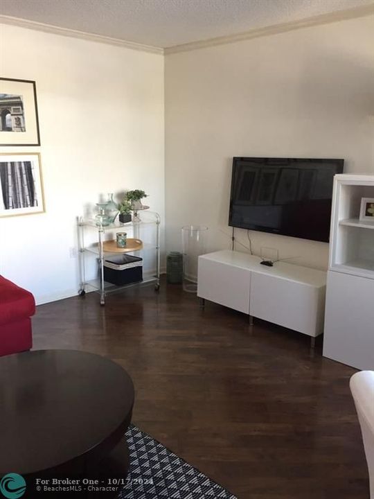 For Sale: $239,000 (1 beds, 1 baths, 873 Square Feet)