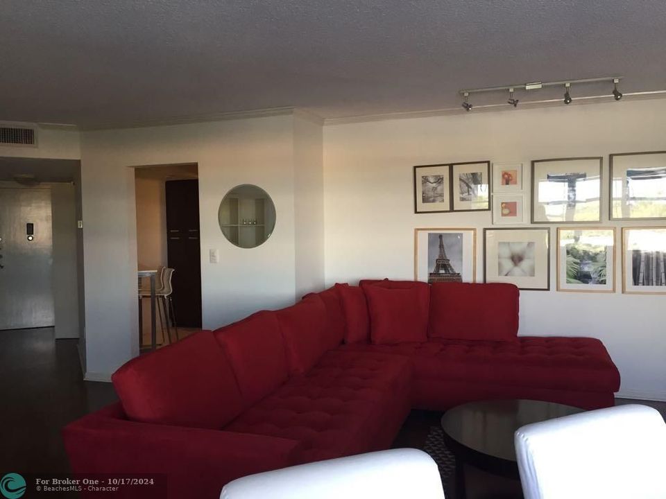 For Sale: $239,000 (1 beds, 1 baths, 873 Square Feet)