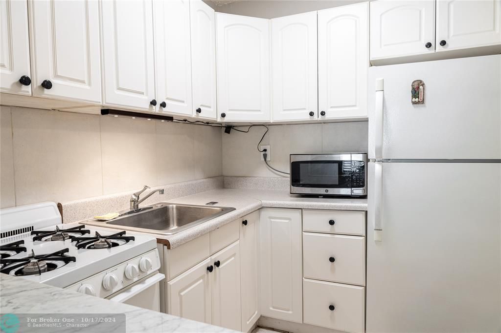 For Sale: $139,900 (1 beds, 1 baths, 550 Square Feet)