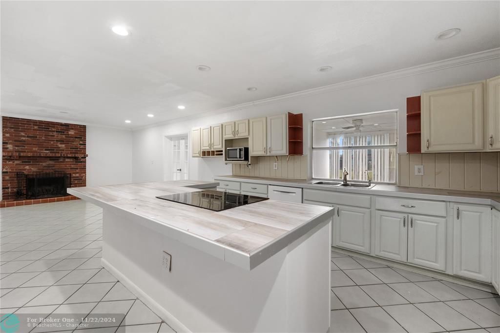 Active With Contract: $5,000 (3 beds, 2 baths, 2877 Square Feet)