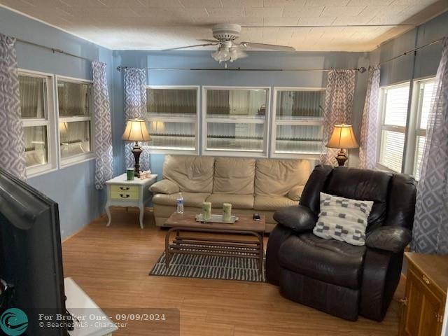 For Sale: $375,000 (1 beds, 1 baths, 724 Square Feet)