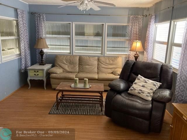 For Sale: $375,000 (1 beds, 1 baths, 724 Square Feet)