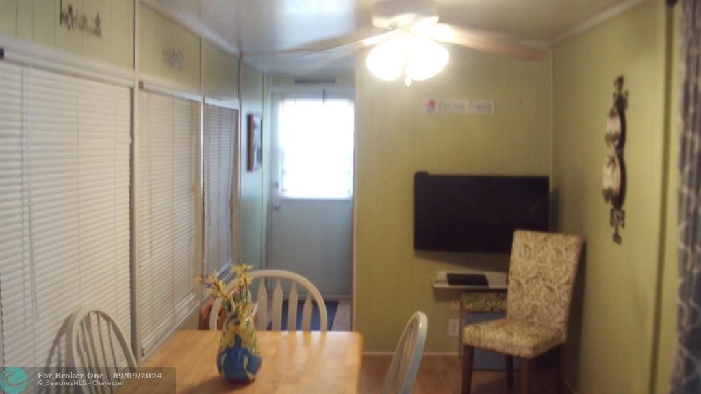 For Sale: $375,000 (1 beds, 1 baths, 724 Square Feet)