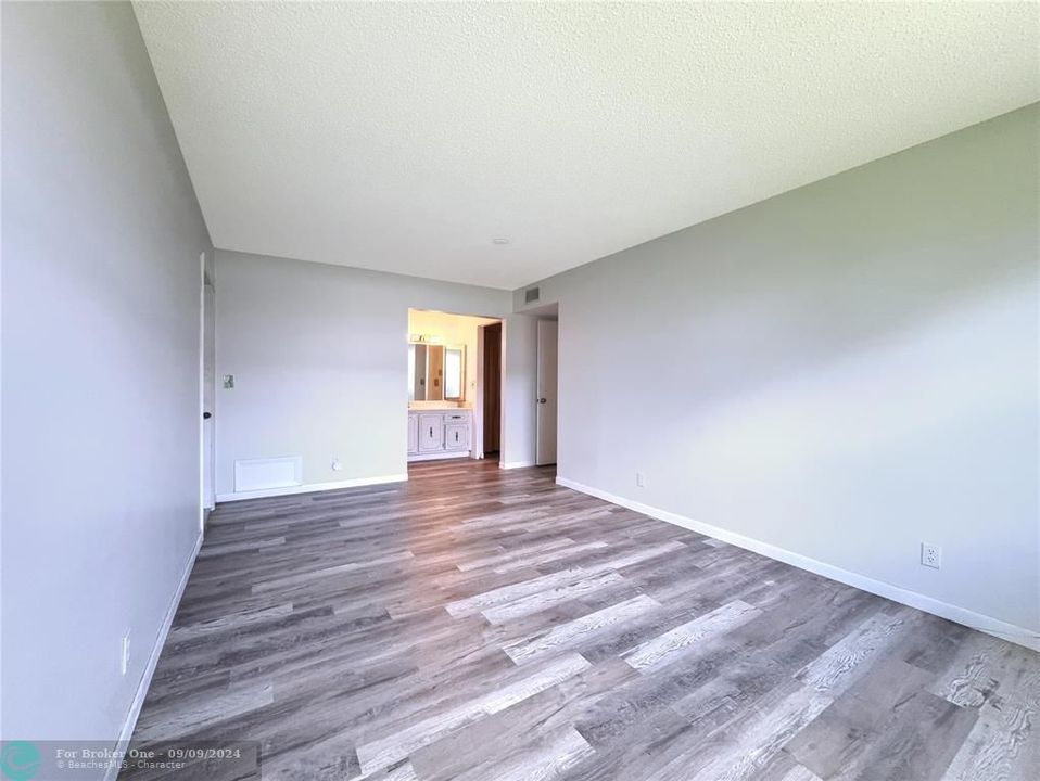 For Sale: $219,900 (2 beds, 2 baths, 1137 Square Feet)