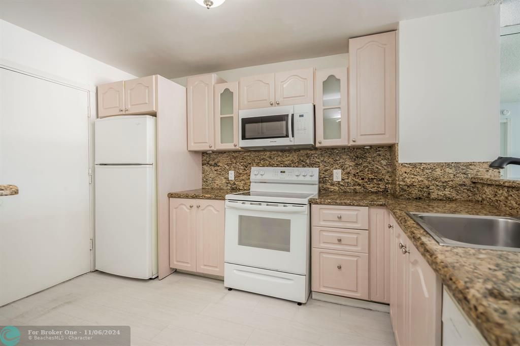 For Rent: $2,650 (2 beds, 2 baths, 1175 Square Feet)