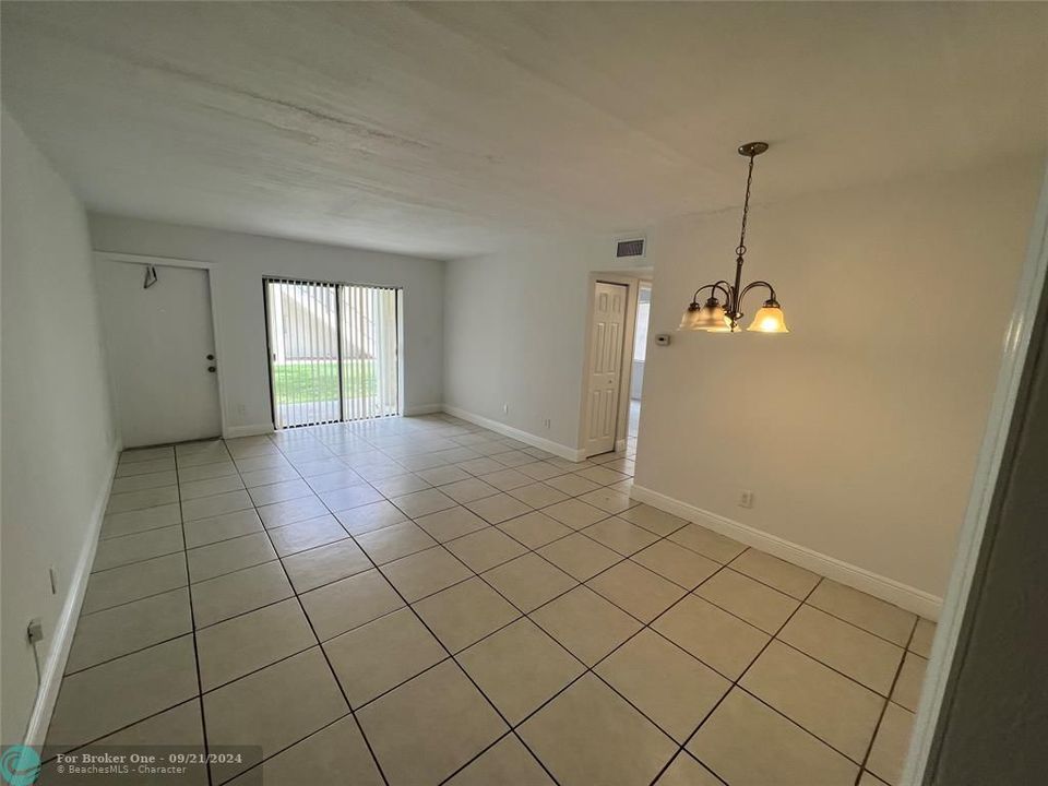 For Sale: $209,900 (2 beds, 2 baths, 950 Square Feet)