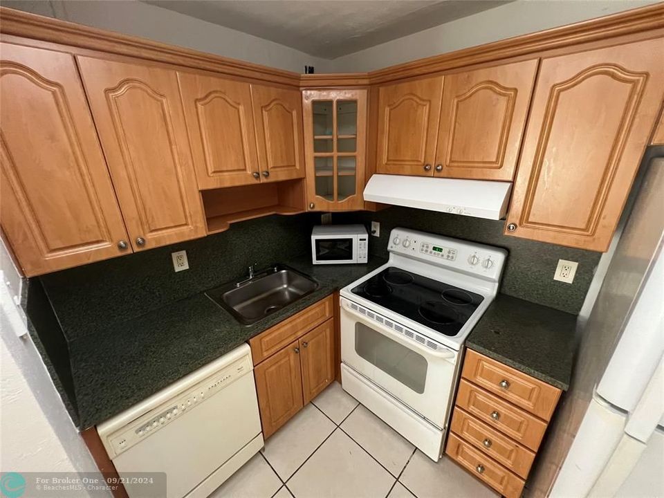 For Sale: $209,900 (2 beds, 2 baths, 950 Square Feet)