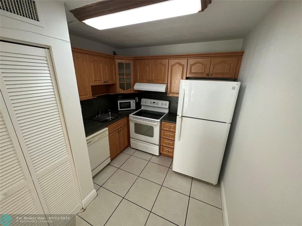 For Sale: $209,900 (2 beds, 2 baths, 950 Square Feet)