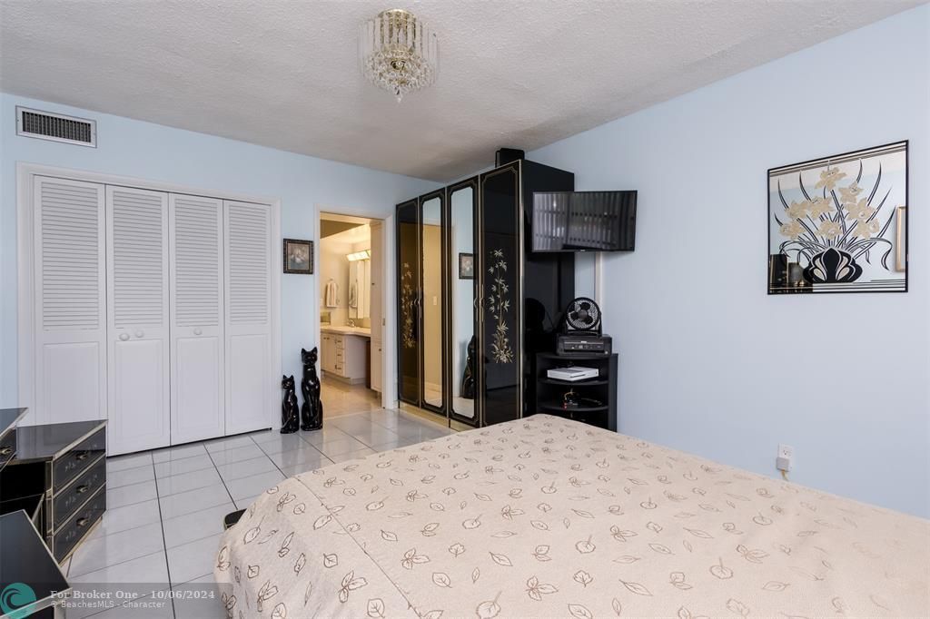 For Sale: $182,500 (1 beds, 1 baths, 1071 Square Feet)