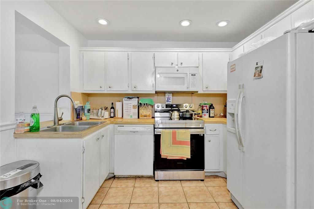 For Sale: $265,000 (2 beds, 1 baths, 1011 Square Feet)