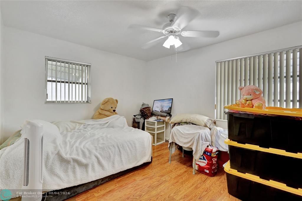 For Sale: $265,000 (2 beds, 1 baths, 1011 Square Feet)