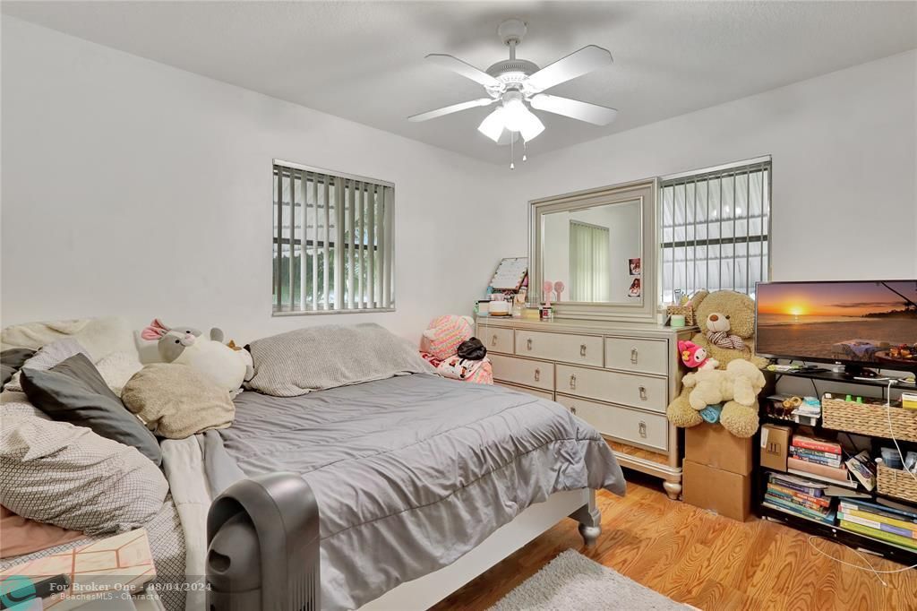 For Sale: $265,000 (2 beds, 1 baths, 1011 Square Feet)