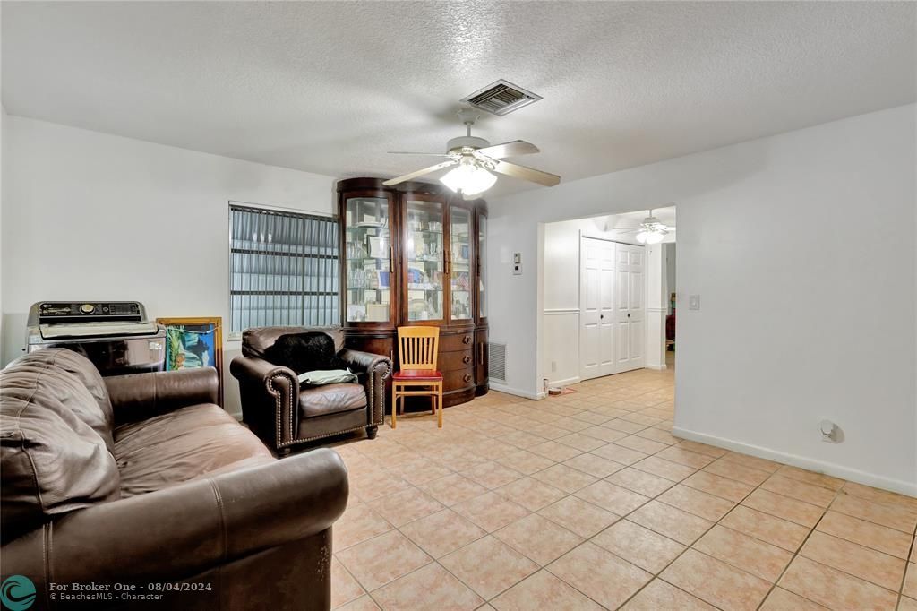 For Sale: $265,000 (2 beds, 1 baths, 1011 Square Feet)