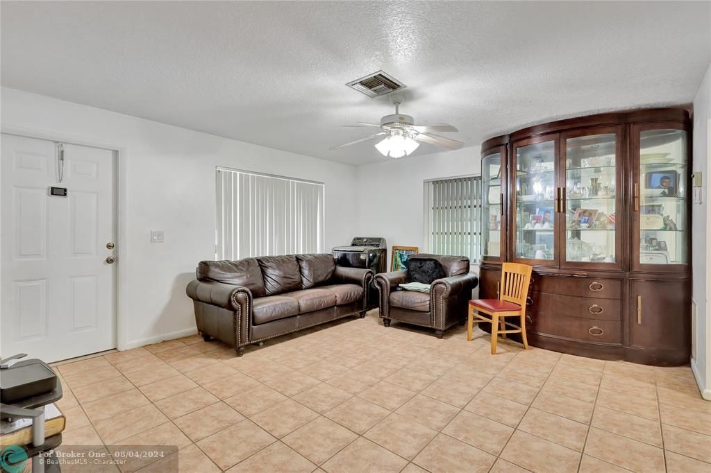 For Sale: $265,000 (2 beds, 1 baths, 1011 Square Feet)