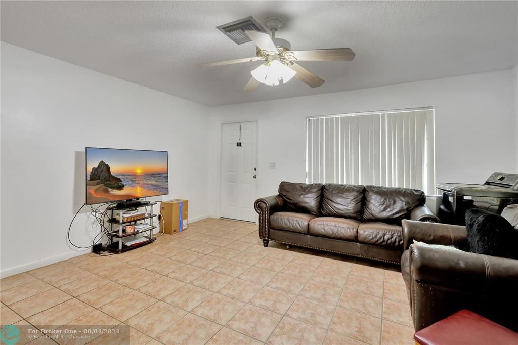 For Sale: $265,000 (2 beds, 1 baths, 1011 Square Feet)