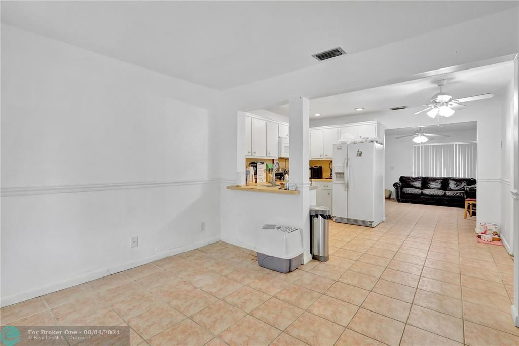 For Sale: $265,000 (2 beds, 1 baths, 1011 Square Feet)