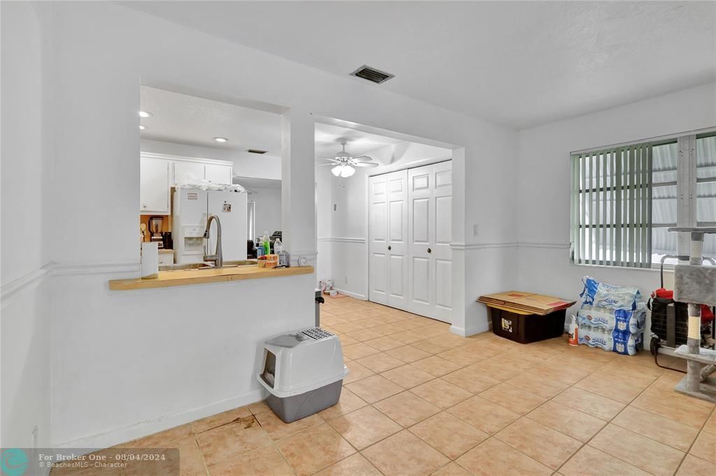 For Sale: $265,000 (2 beds, 1 baths, 1011 Square Feet)