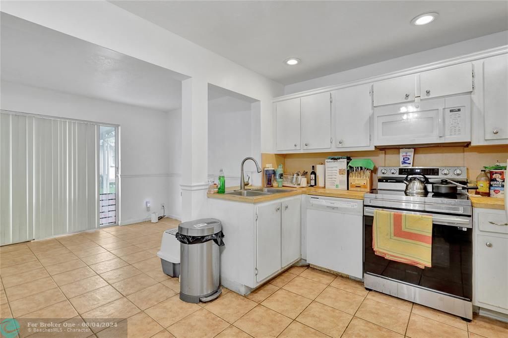 For Sale: $265,000 (2 beds, 1 baths, 1011 Square Feet)