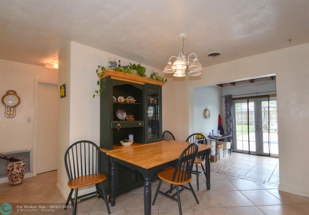 Recently Sold: $475,000 (2 beds, 1 baths, 1139 Square Feet)