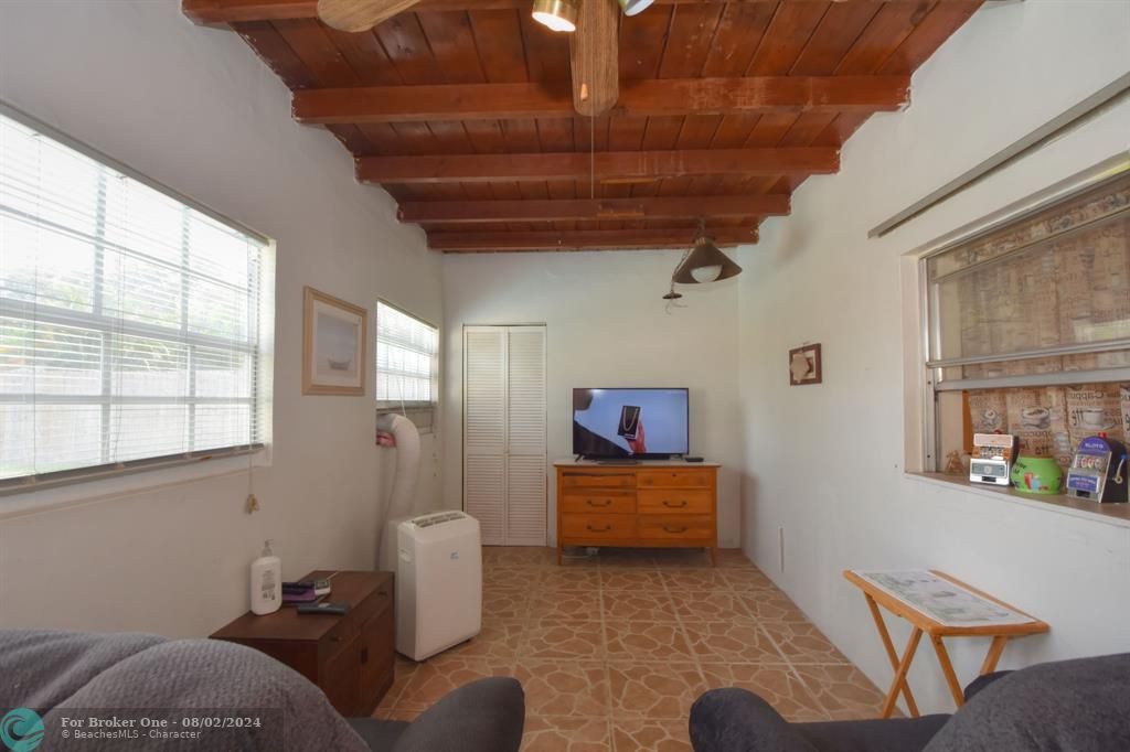 Recently Sold: $475,000 (2 beds, 1 baths, 1139 Square Feet)