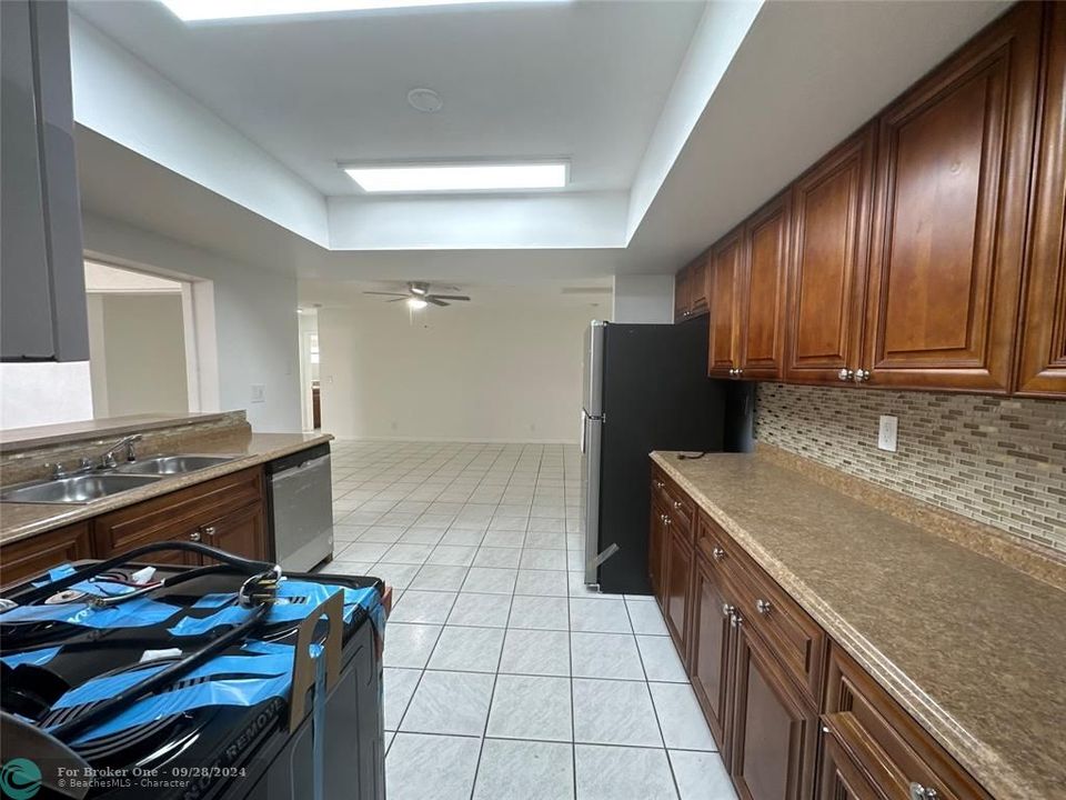 Active With Contract: $3,200 (5 beds, 2 baths, 2250 Square Feet)